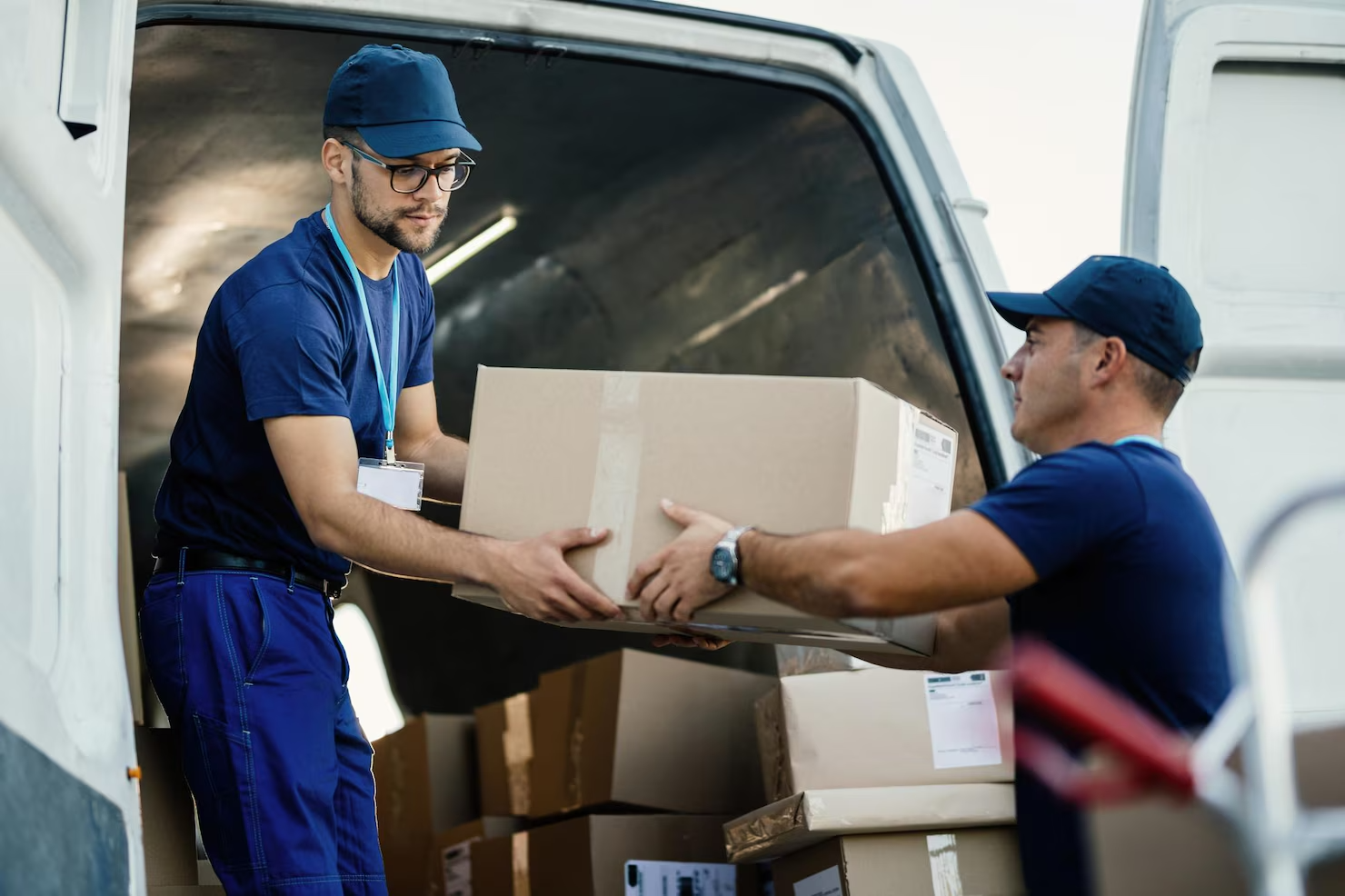 repartidores cargan cajas carton furgoneta mientras preparan envio 637285 2289